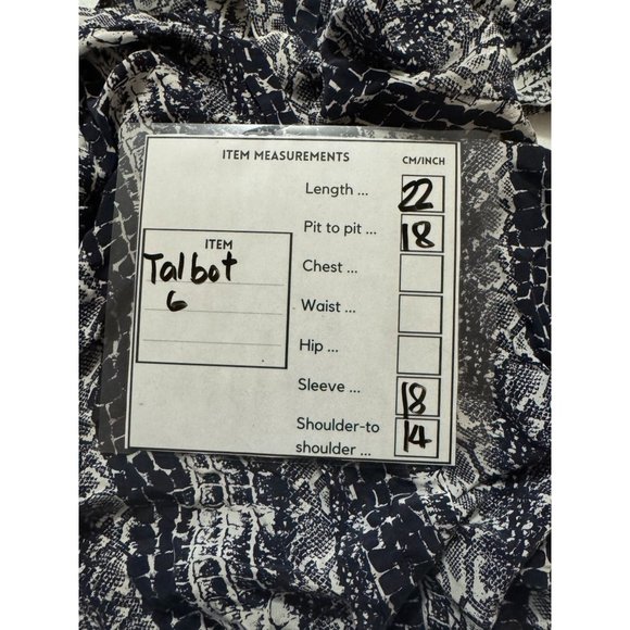 Talbots Sz 6 Navy Animal Print 3/4 Cuff Sleeves Button Closure Split Neck Blouse - Picture 2 of 7